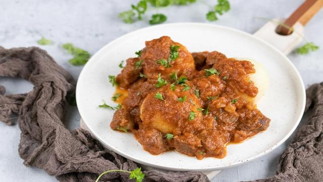 Ungarisches Gulasch Rezept mit Rindfleisch und sämiger Soße