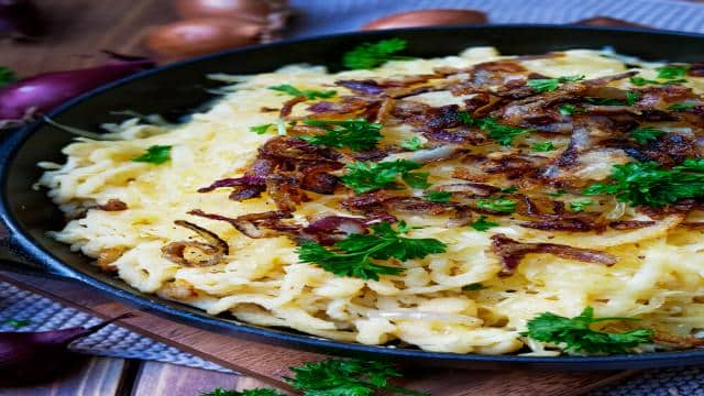 Käsespätzle mit Röstzwiebeln selber machen