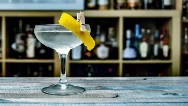 Dry Martini Cocktail | Gin oder Vodka, Olive oder Zitrone?