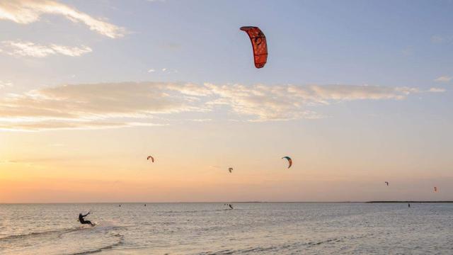 Die besten Spots zum Kitesurfen lernen: Darauf musst du achten